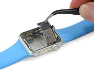 Die Bauteile der Apple Watch (Foto: iFixit)
